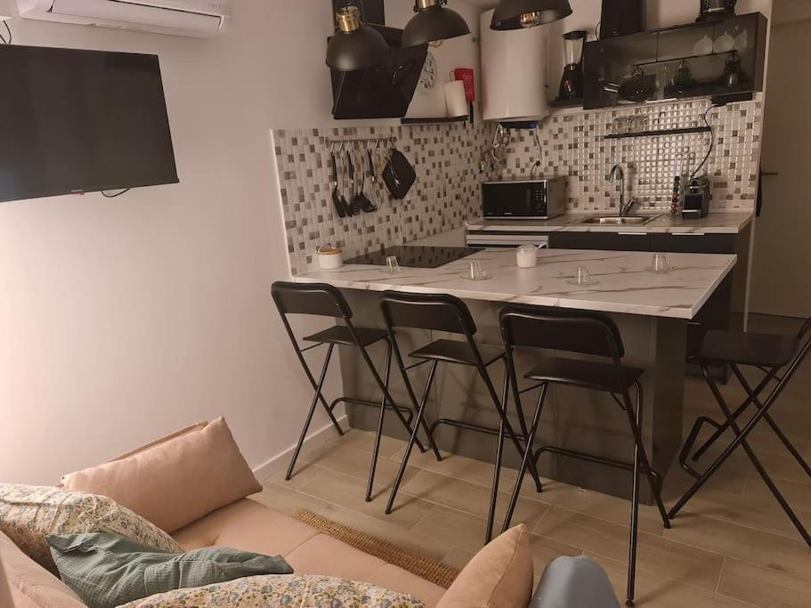 "Linda'S Guest House" Beach House With Private Patio & Hot Tub, 3 Min From The Beach Costa da Caparica Bagian luar foto