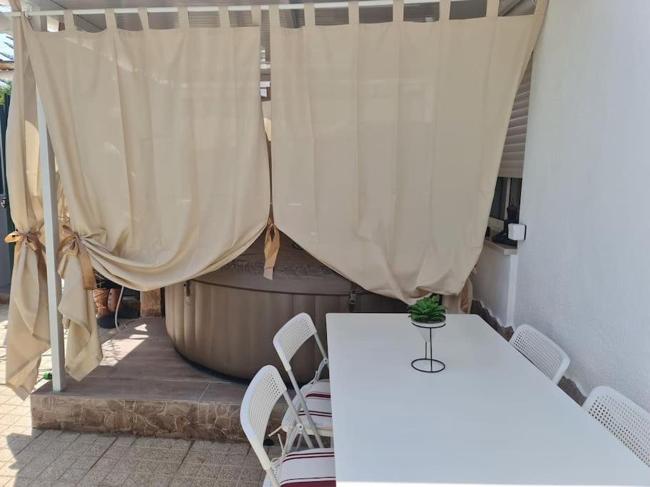 "Linda'S Guest House" Beach House With Private Patio & Hot Tub, 3 Min From The Beach Costa da Caparica Bagian luar foto