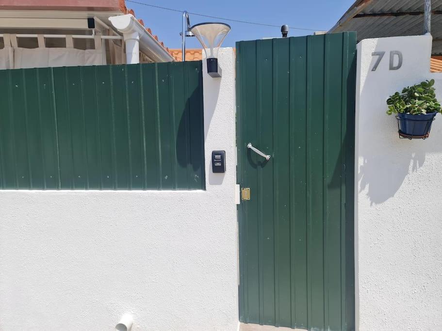 "Linda'S Guest House" Beach House With Private Patio & Hot Tub, 3 Min From The Beach Costa da Caparica Bagian luar foto