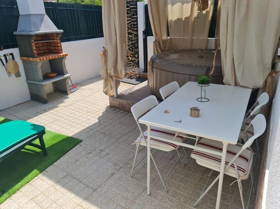 "Linda'S Guest House" Beach House With Private Patio & Hot Tub, 3 Min From The Beach Costa da Caparica Bagian luar foto
